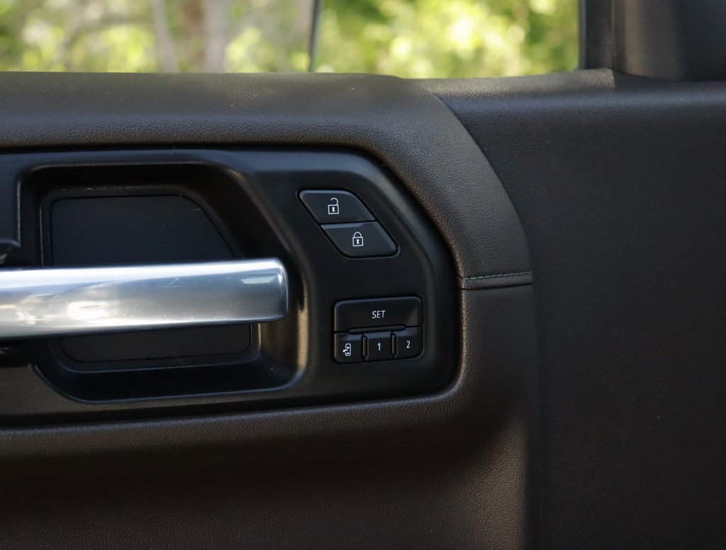 Used 2022 White Frost Tricoat GMC Denali image 27