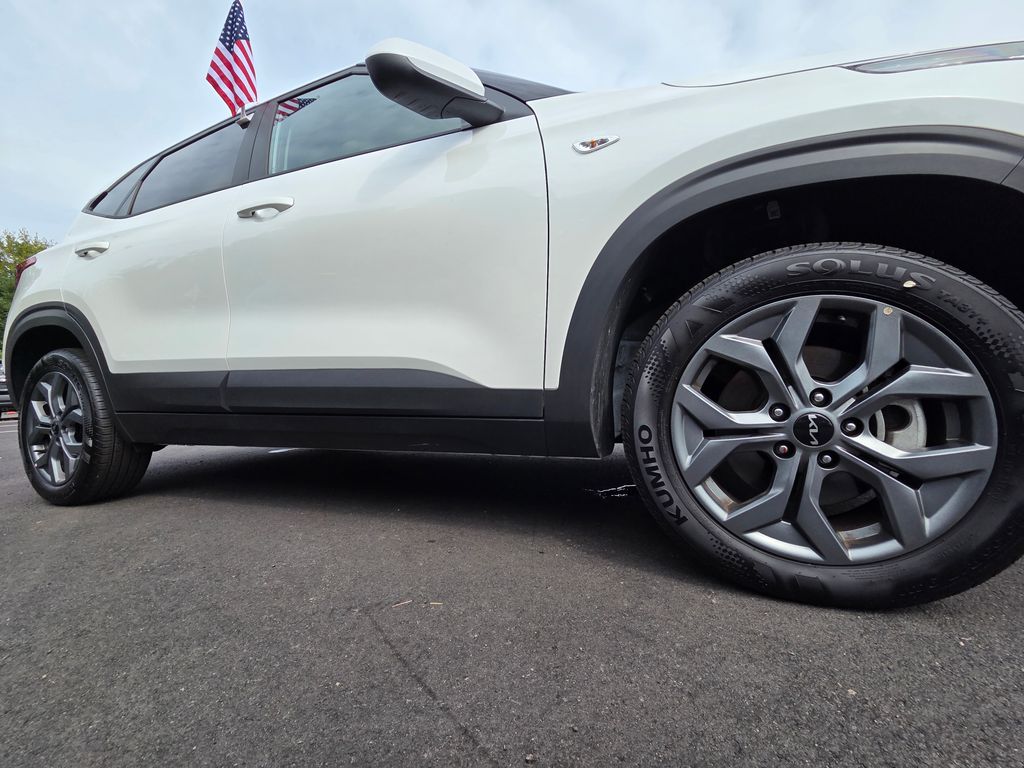 2025 Kia Seltos LX photo 5