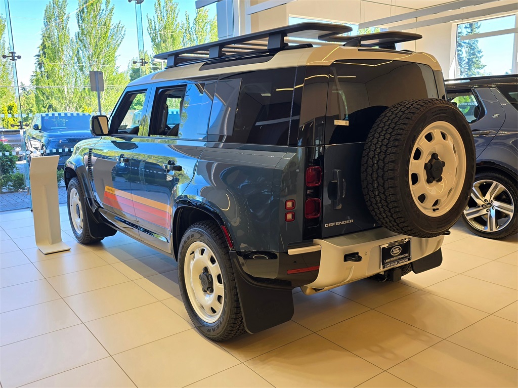 2025 Land Rover Defender 110 S photo 4