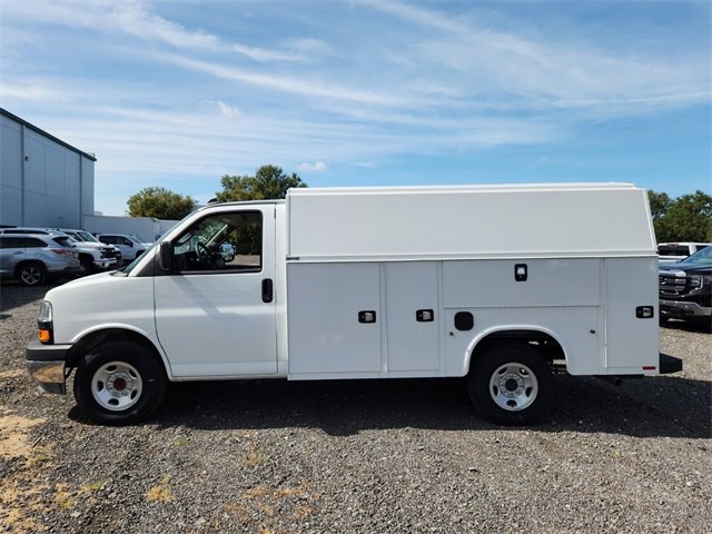 2024 Chevrolet Express Cutaway 3500 photo 3
