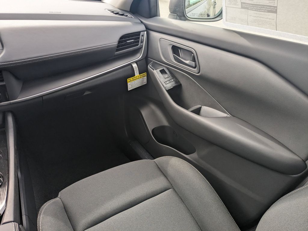 2025 Nissan Rogue S photo 14