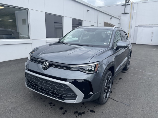 2025 Volkswagen Taos SE photo 3