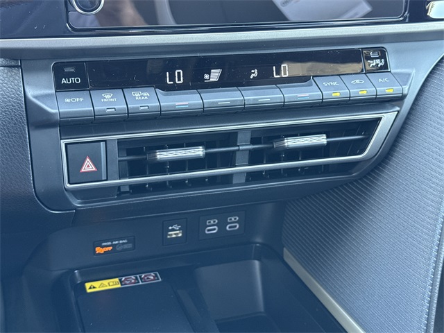 2025 Toyota Camry SE photo 23