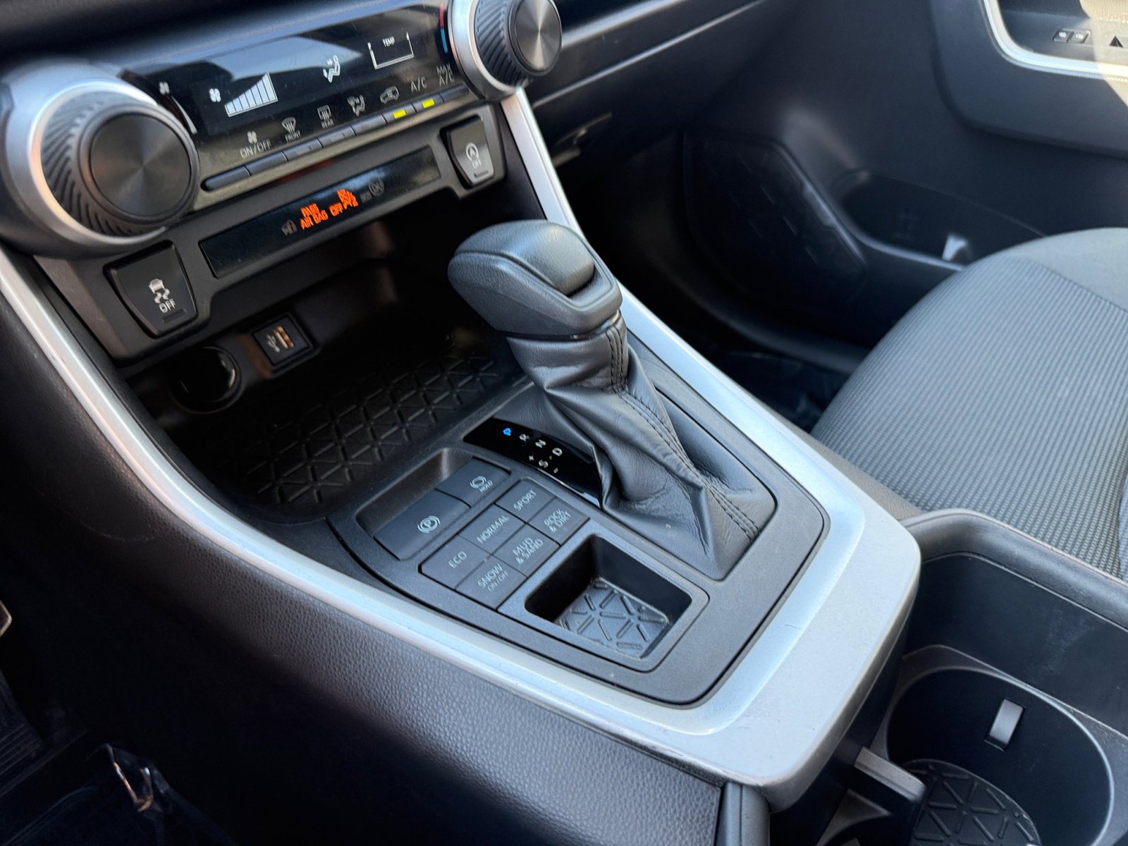 2024 Toyota RAV4 LE photo 12