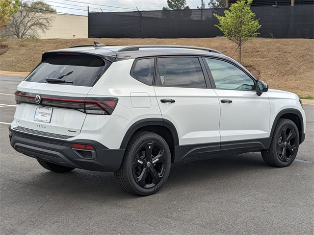 2025 Volkswagen Taos SE photo 3