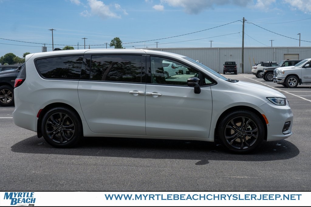 2026 Chrysler Pacifica photo 6