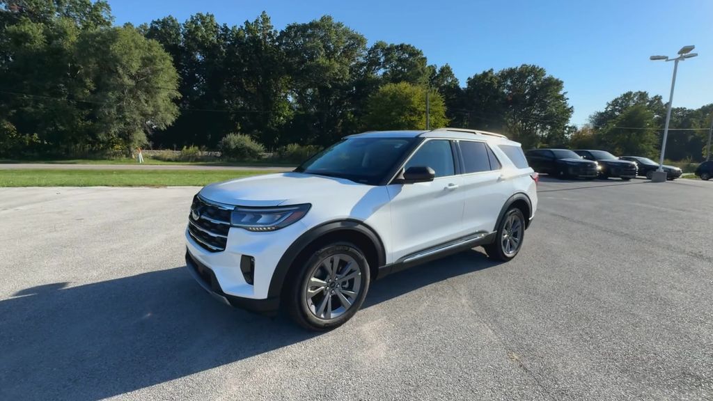 2025 Ford Explorer photo 3