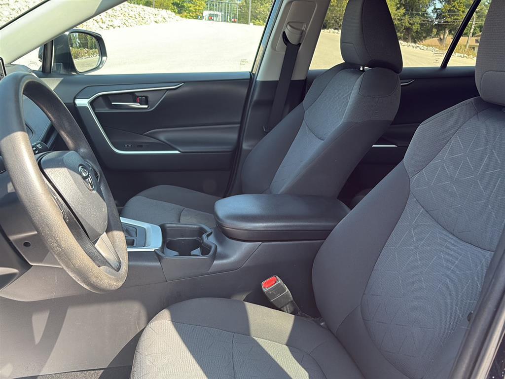 2020 Toyota RAV4 XLE photo 5