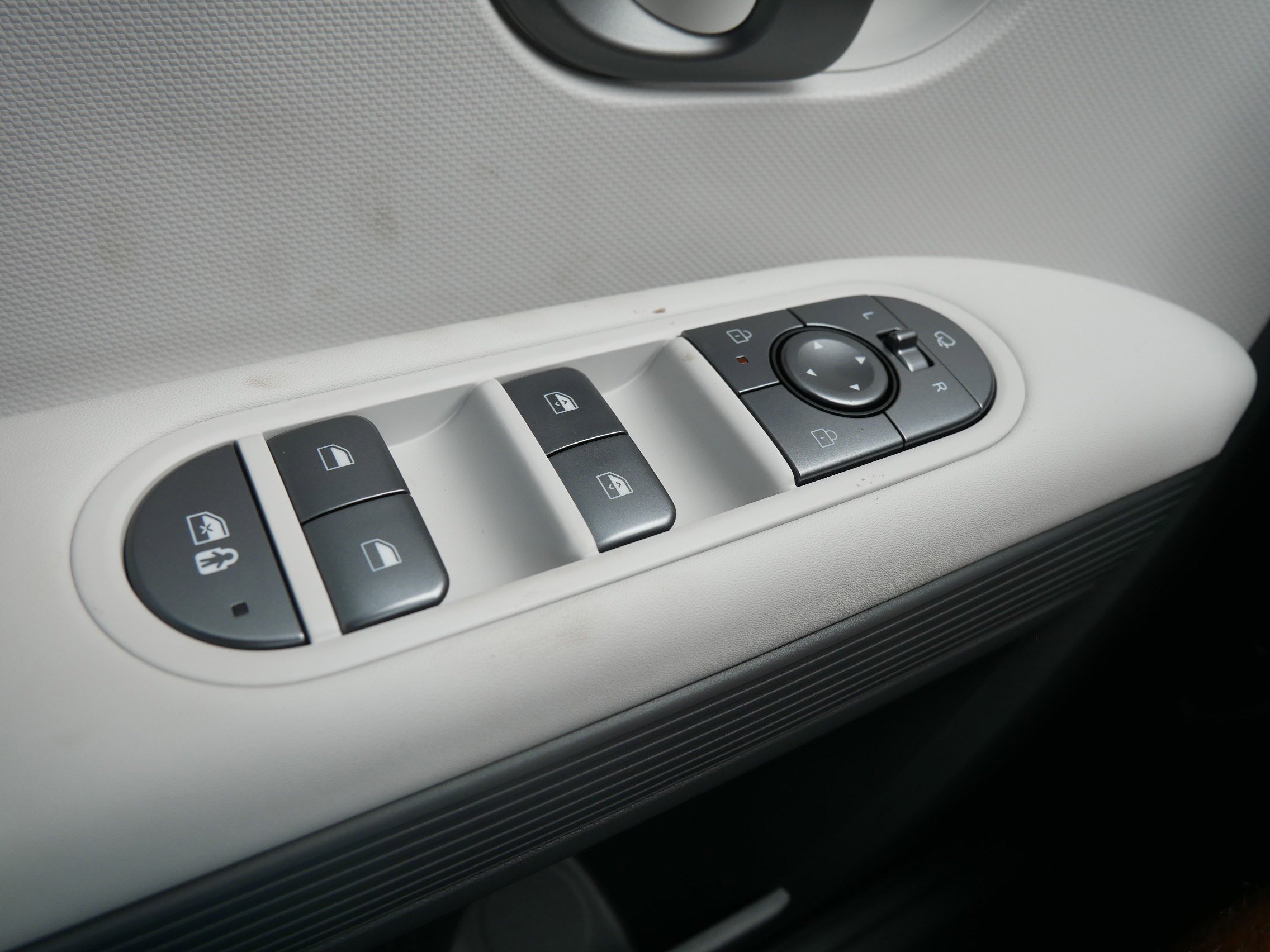 2025 Hyundai Ioniq 5 SEL photo 13