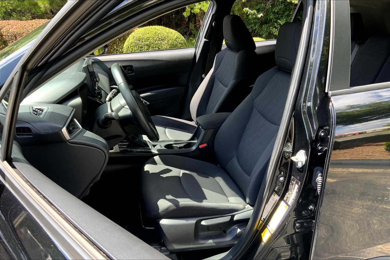 2022 Toyota Corolla Cross LE photo 7