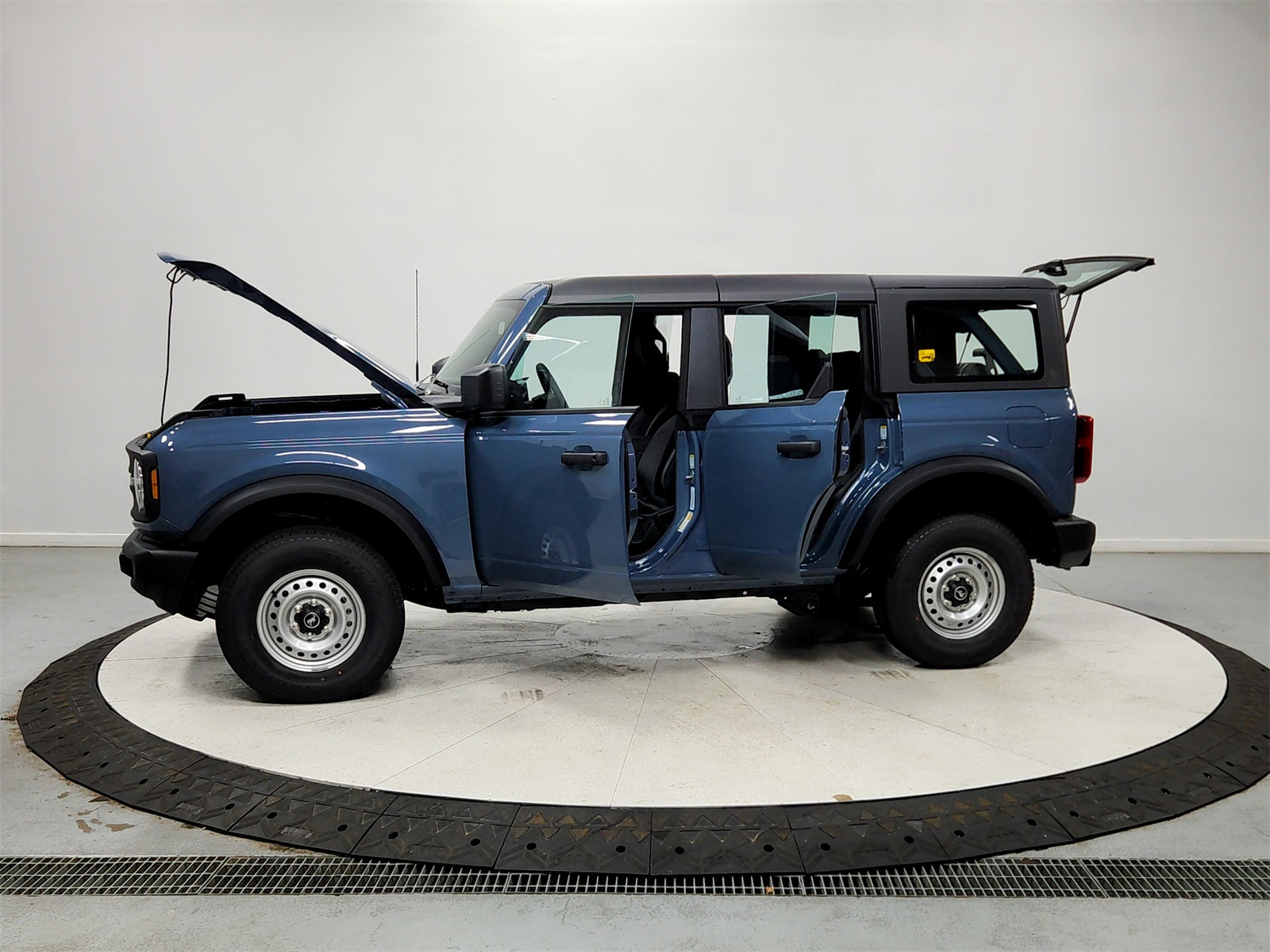 2025 Ford Bronco Base photo 12
