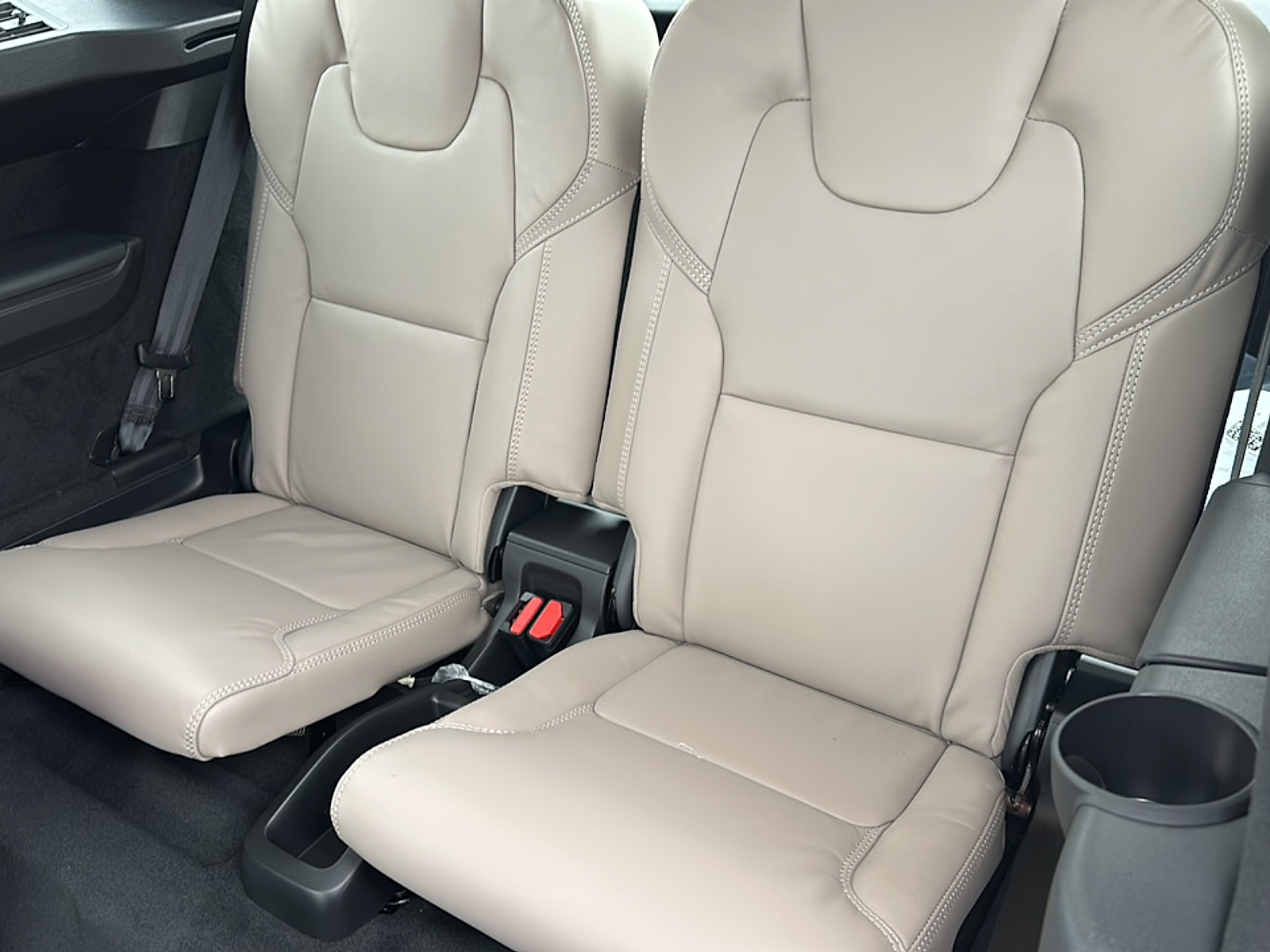2025 Volvo XC90 T8 AWD photo 11