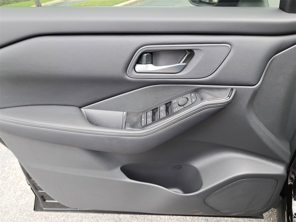 2026 Nissan Rogue SV photo 21