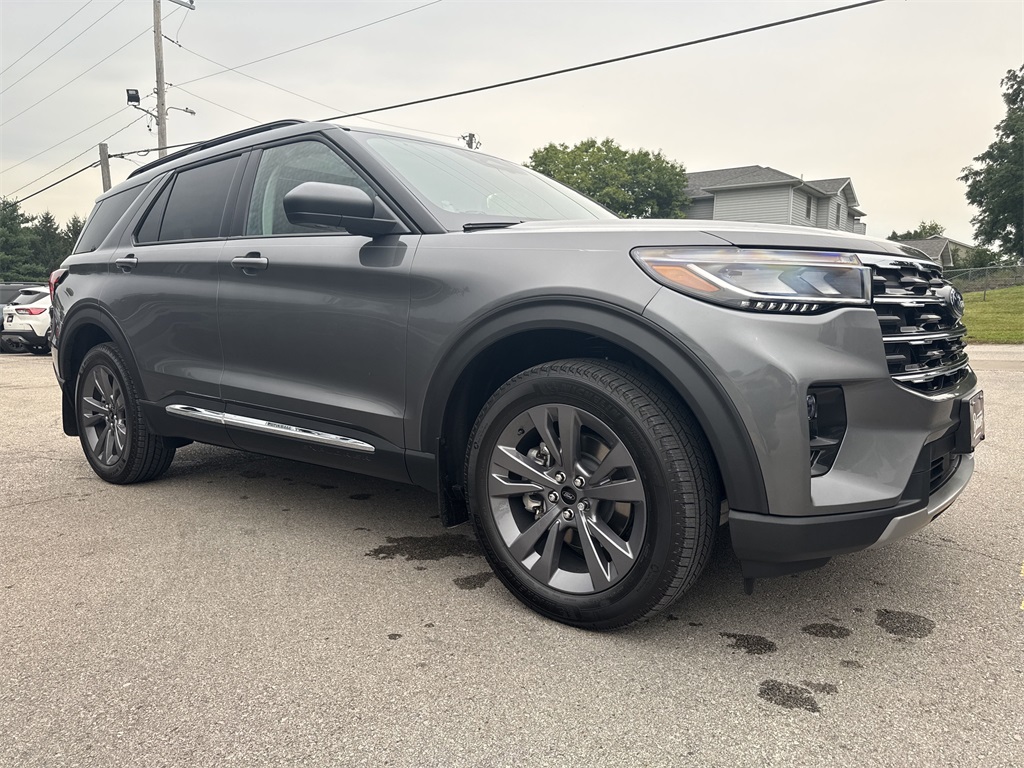 2025 Ford Explorer photo 3
