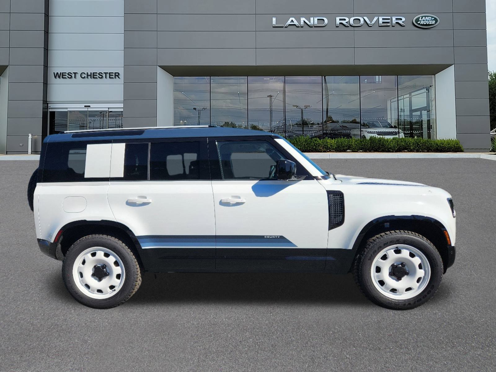 2025 Land Rover Defender 110 S photo 2
