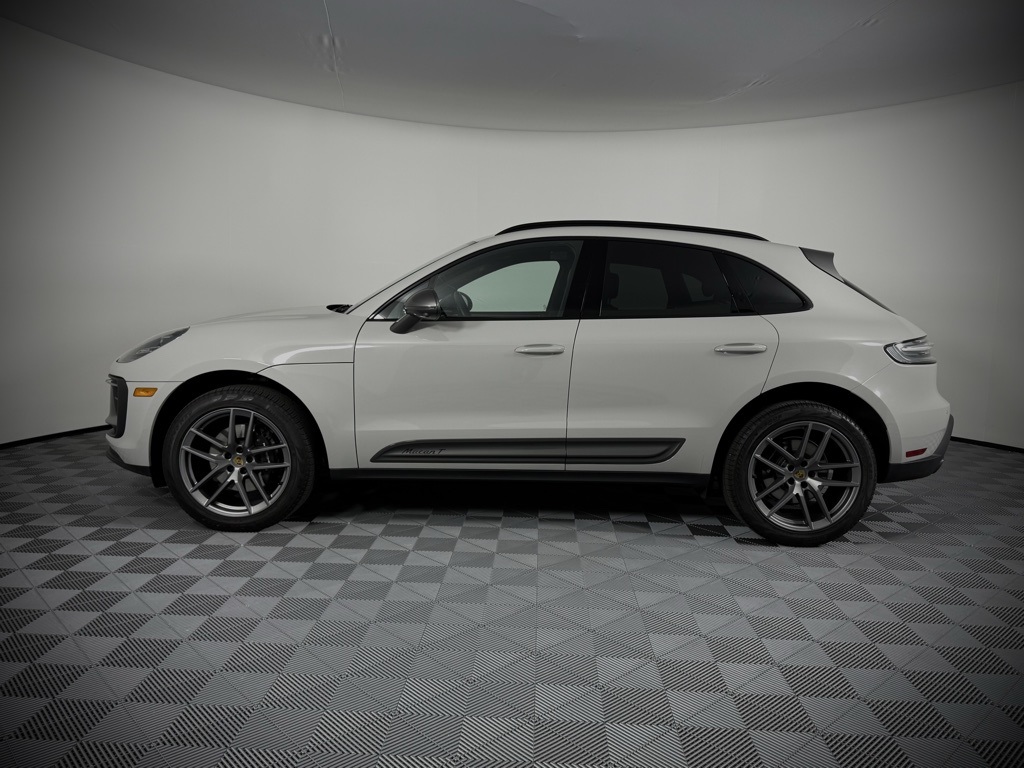 2025 Porsche Macan T photo 2