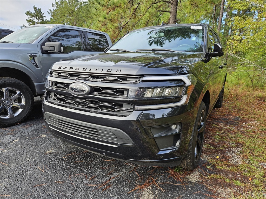 2022 Ford Expedition Limited photo 2