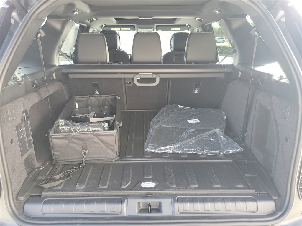 2025 Land Rover Discovery S photo 10