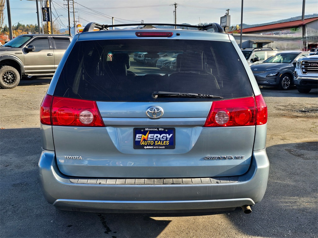 2008 Toyota Sienna XLE photo 2