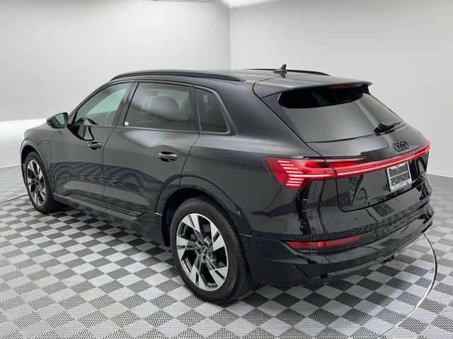 2023 Audi e-tron Premium photo 8