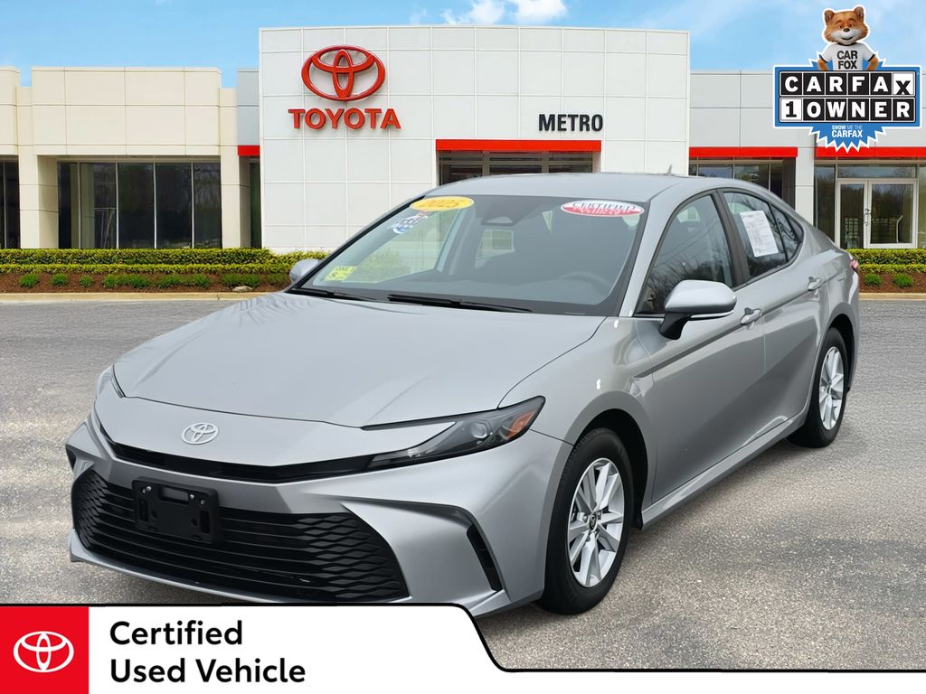 2025 Toyota Camry LE's photo