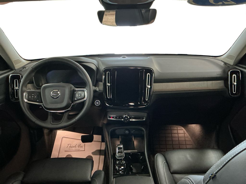 2023 Volvo XC40 Plus photo 9