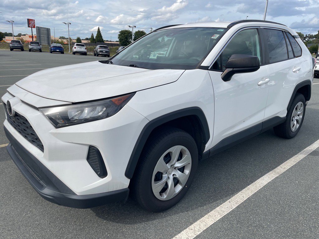2021 Toyota RAV4 LE photo 4