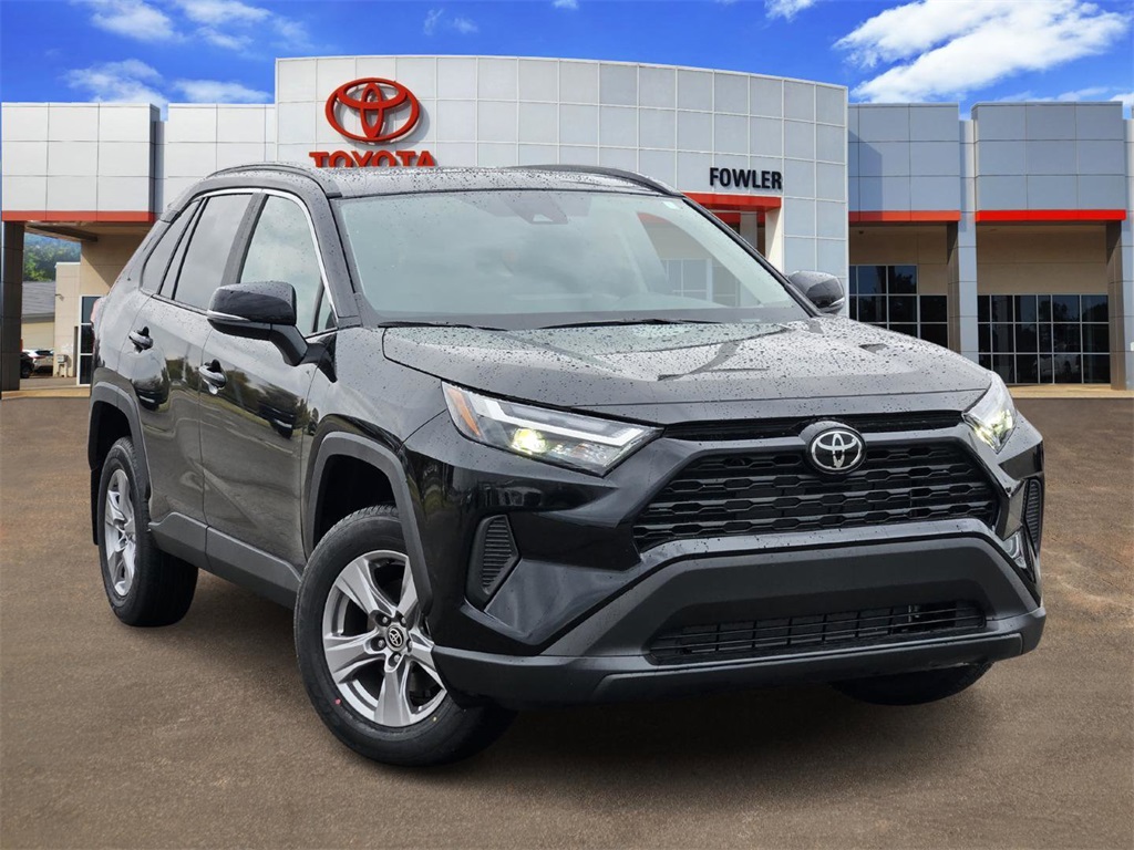 2025 Toyota RAV4 XLE's photo