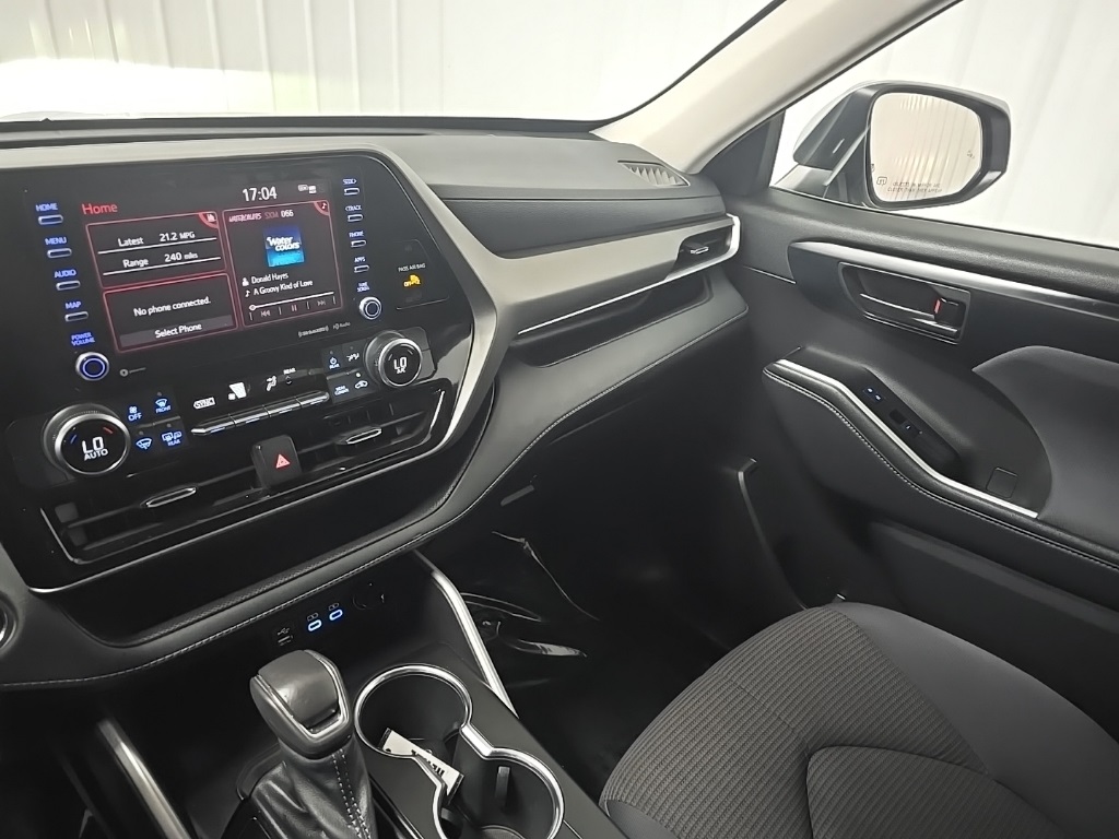 2022 Toyota Highlander LE photo 25