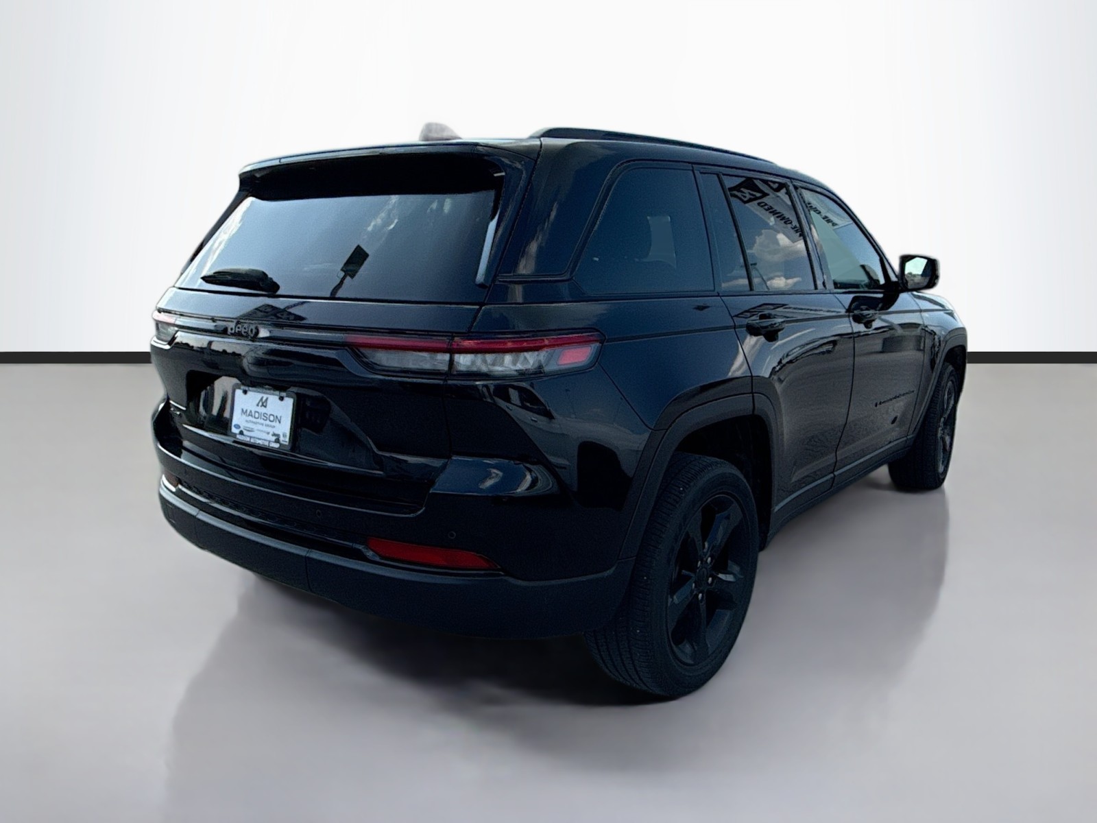 2022 Jeep Grand Cherokee Altitude photo 2