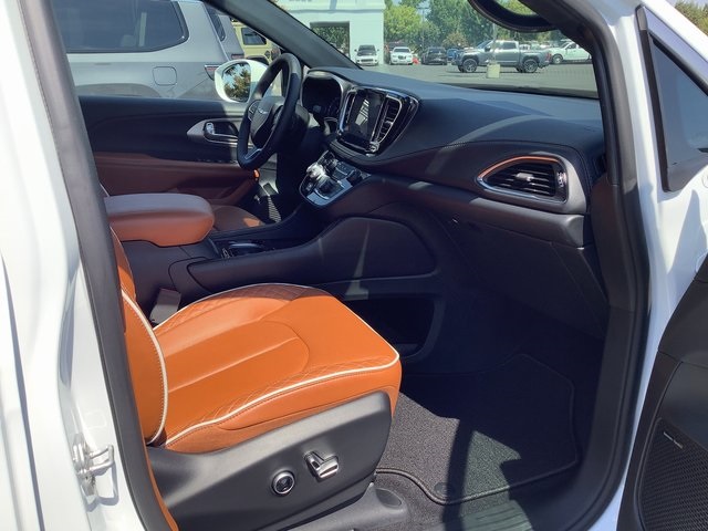2024 Chrysler Pacifica Pinnacle photo 37