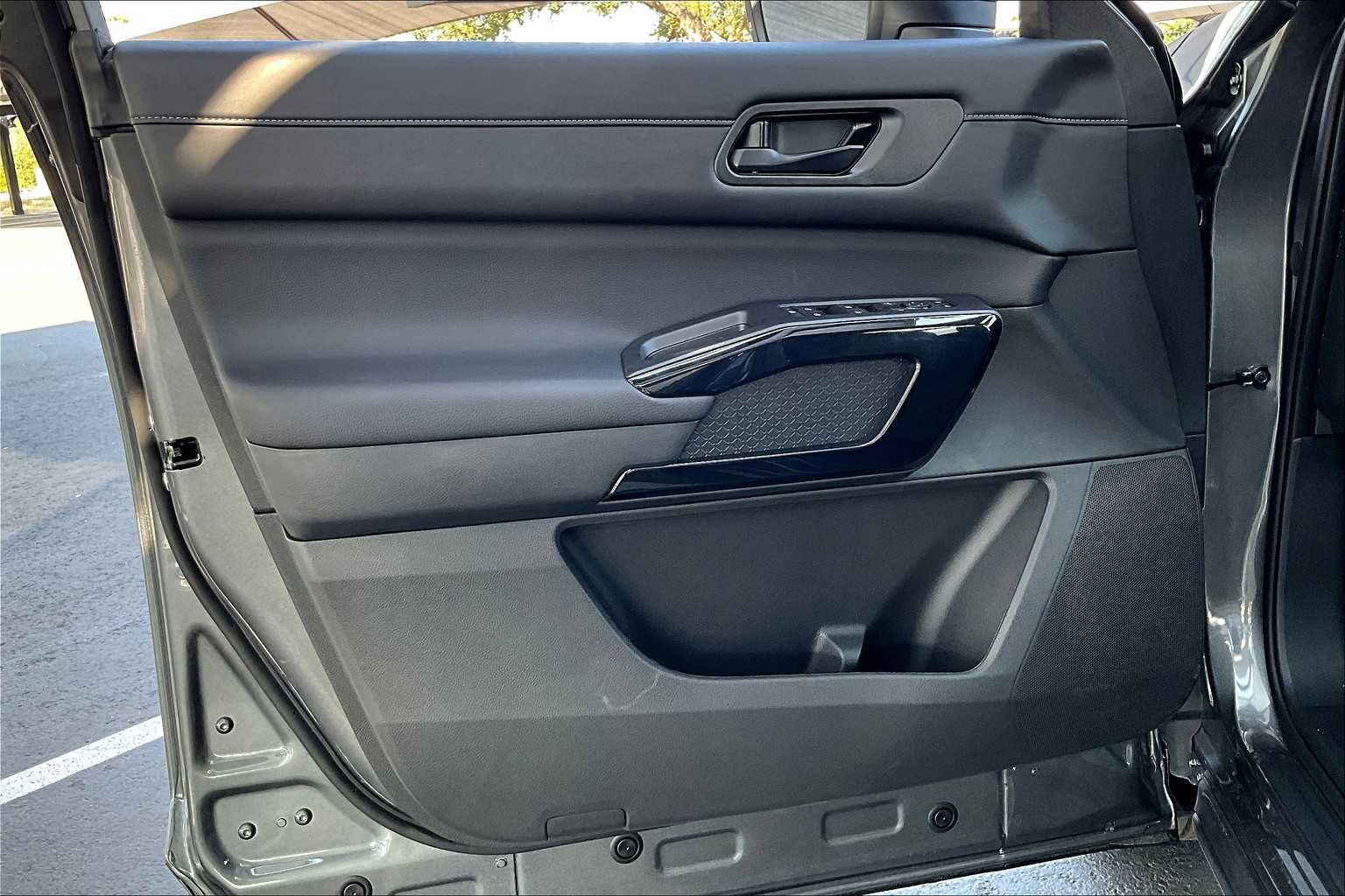 2025 Nissan Pathfinder SV photo 10