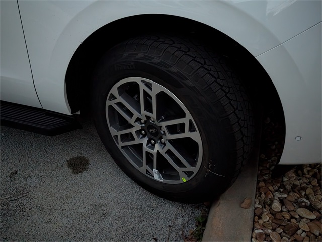 2025 Ford Expedition photo 2