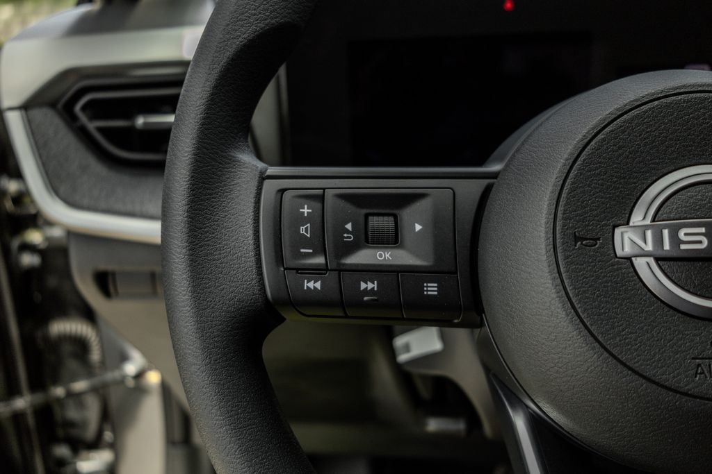 2025 Nissan Kicks SV photo 11