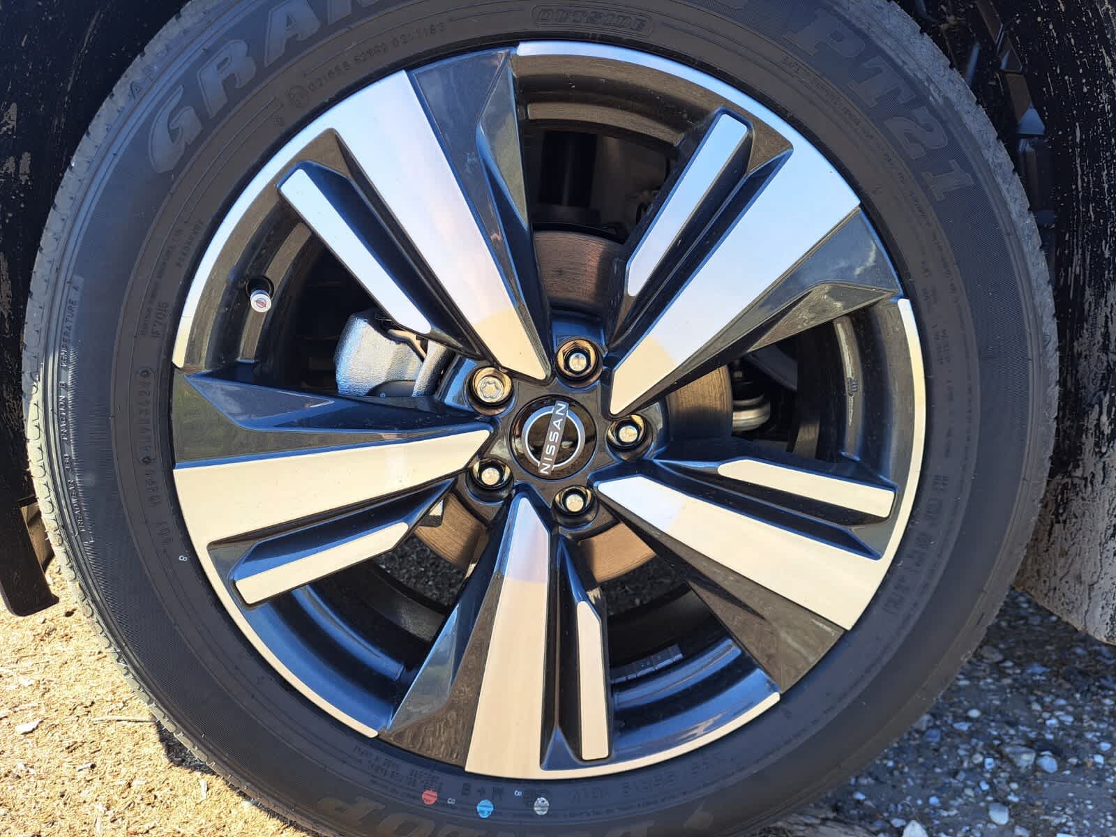2025 Nissan Rogue SL photo 10