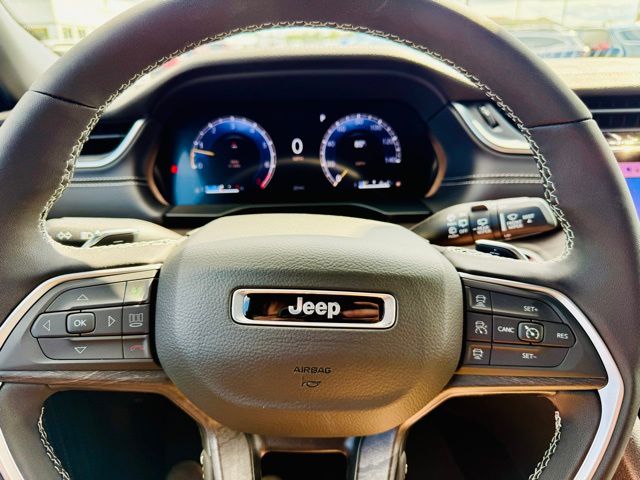 2025 Jeep Grand Cherokee Limited photo 9