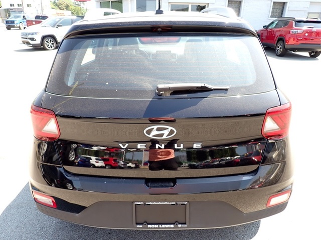 2024 Hyundai Venue SEL photo 3