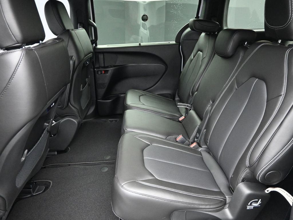2026 Chrysler Pacifica photo 10