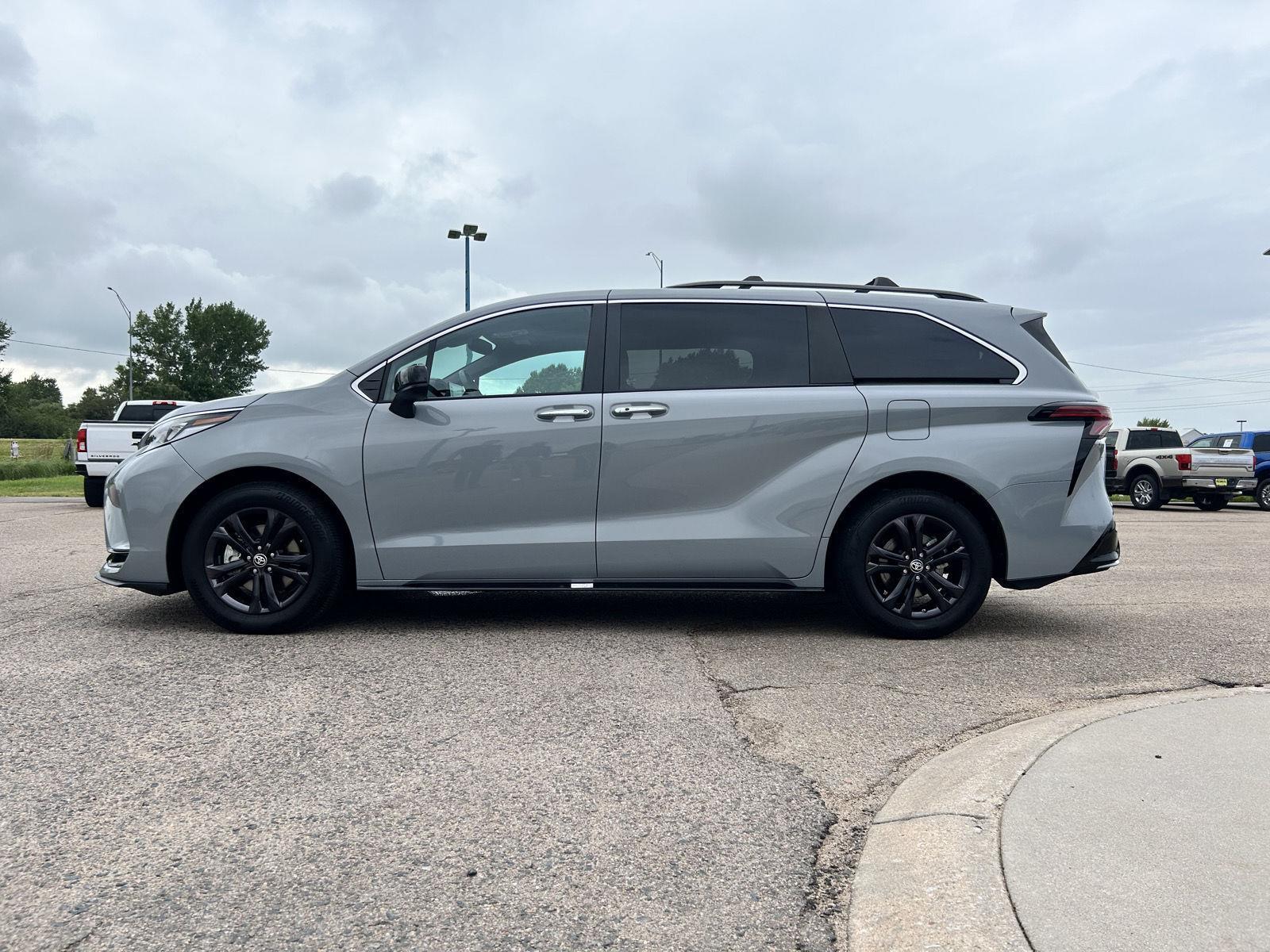 2024 Toyota Sienna XSE photo 2