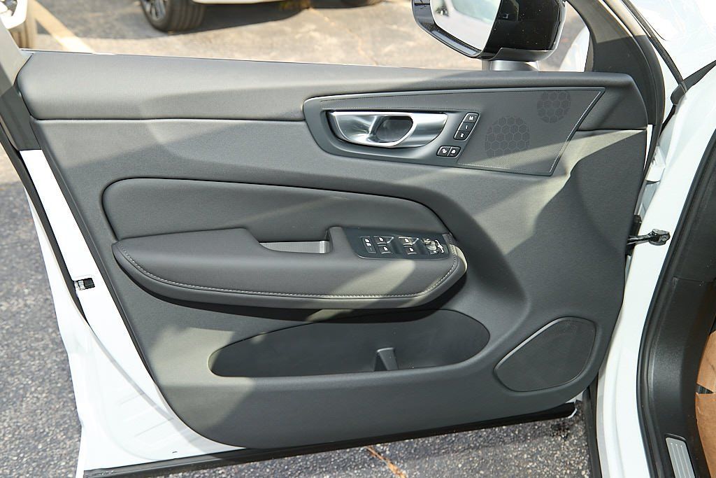 2026 VOLVO XC60 - Image 9