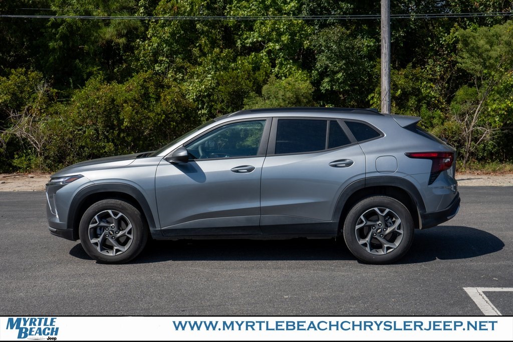 2025 Chevrolet Trax LT photo 3