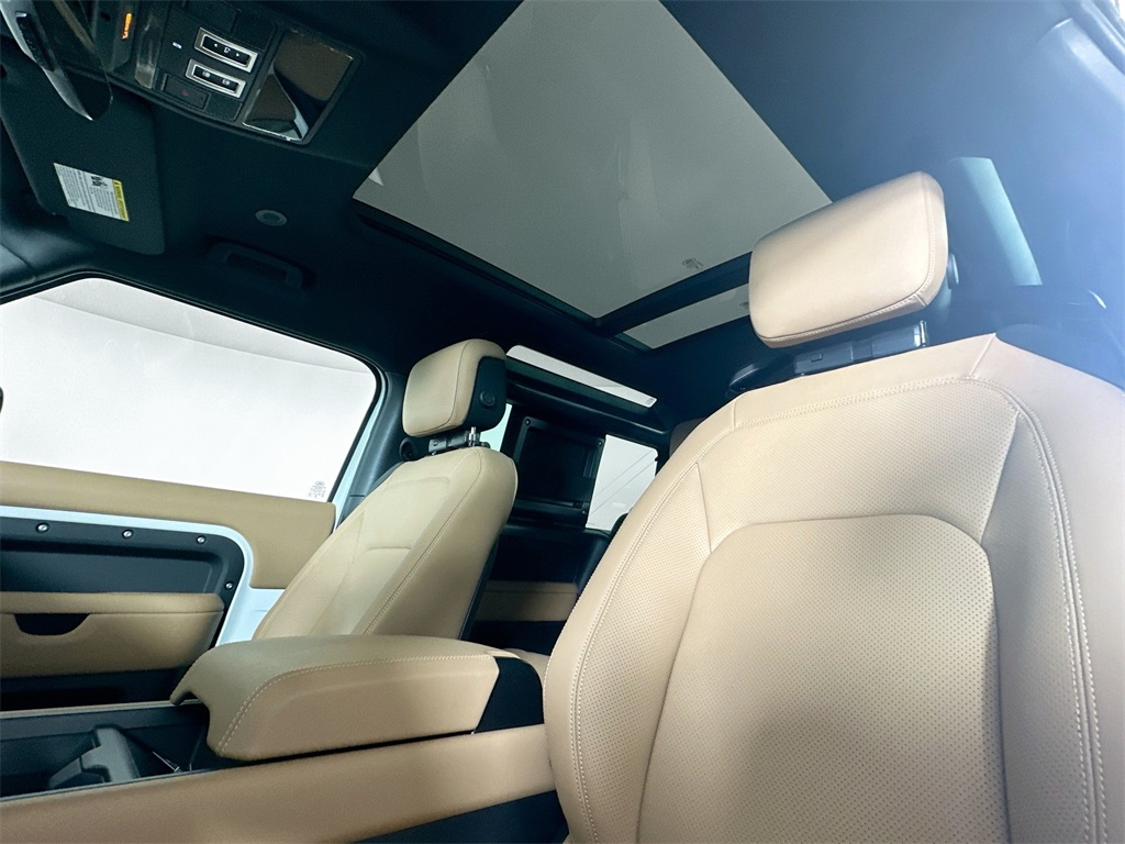 2025 Land Rover Defender 90 X-Dynamic SE photo 16