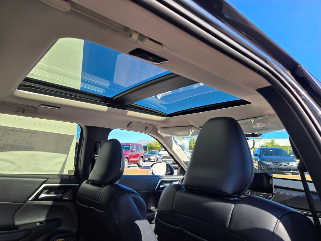 2025 Mitsubishi Outlander SE photo 4