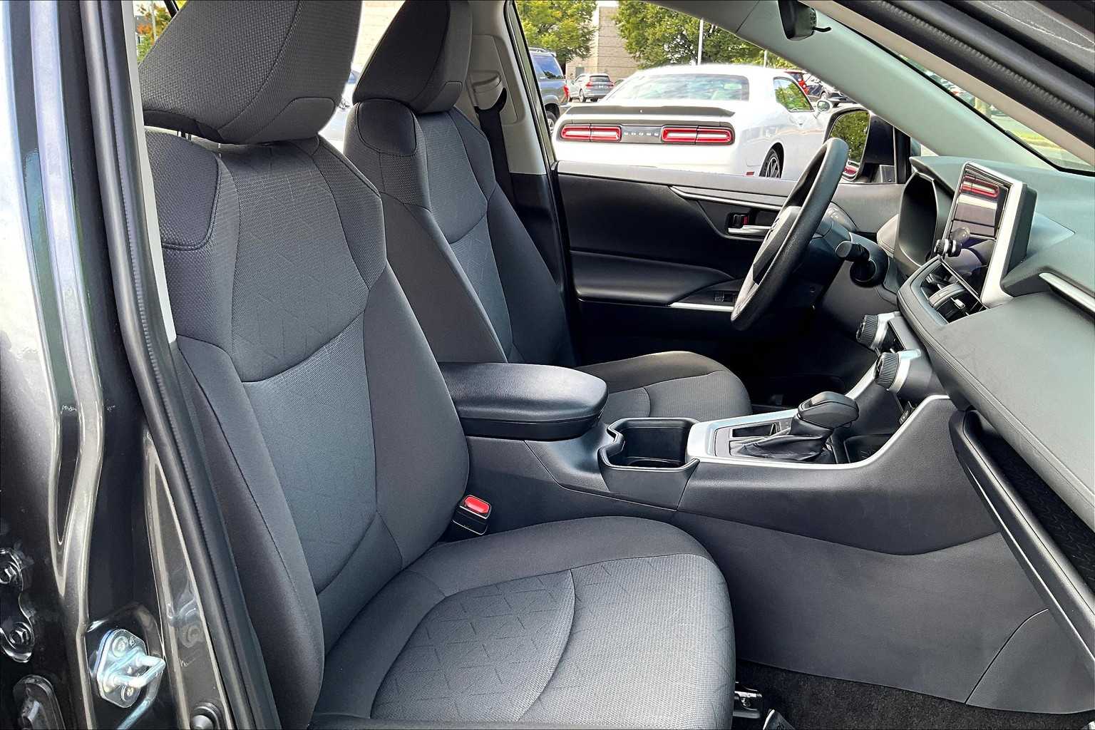 2025 Toyota RAV4 XLE photo 8
