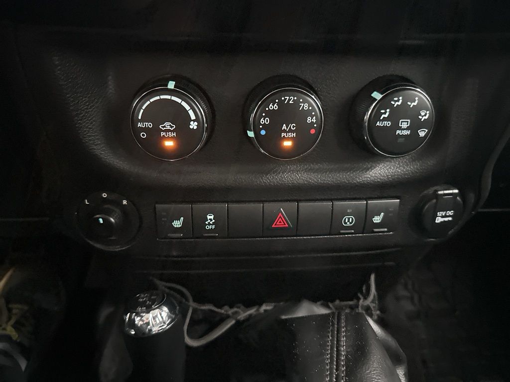 2014 Jeep Wrangler Unlimited Sahara photo 12
