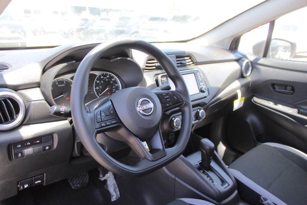 2025 Nissan Versa 1.6 S photo 10