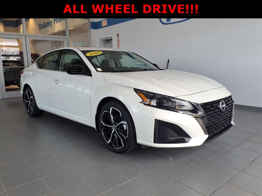 2023 Nissan Altima SR's photo