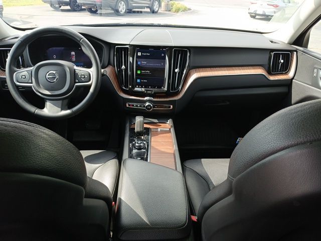 2022 Volvo XC60 B5 Momentum photo 13