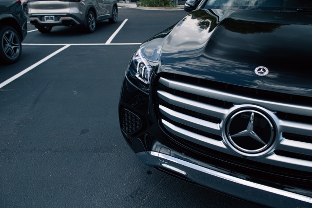 2025 Mercedes Benz GLS 450 4MATIC photo 3