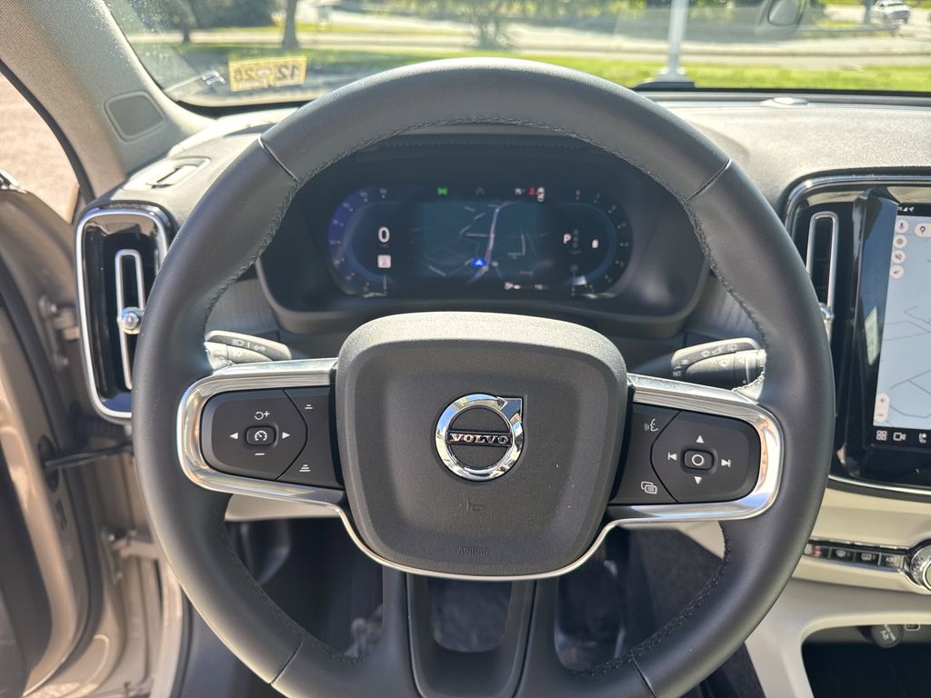 2025 Volvo XC40 Plus photo 16